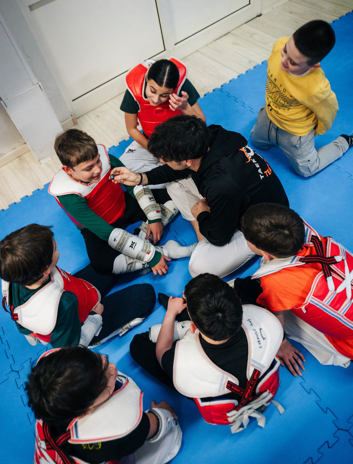Gli allievi seduti in cerchio con l'istruttore a fine lezione